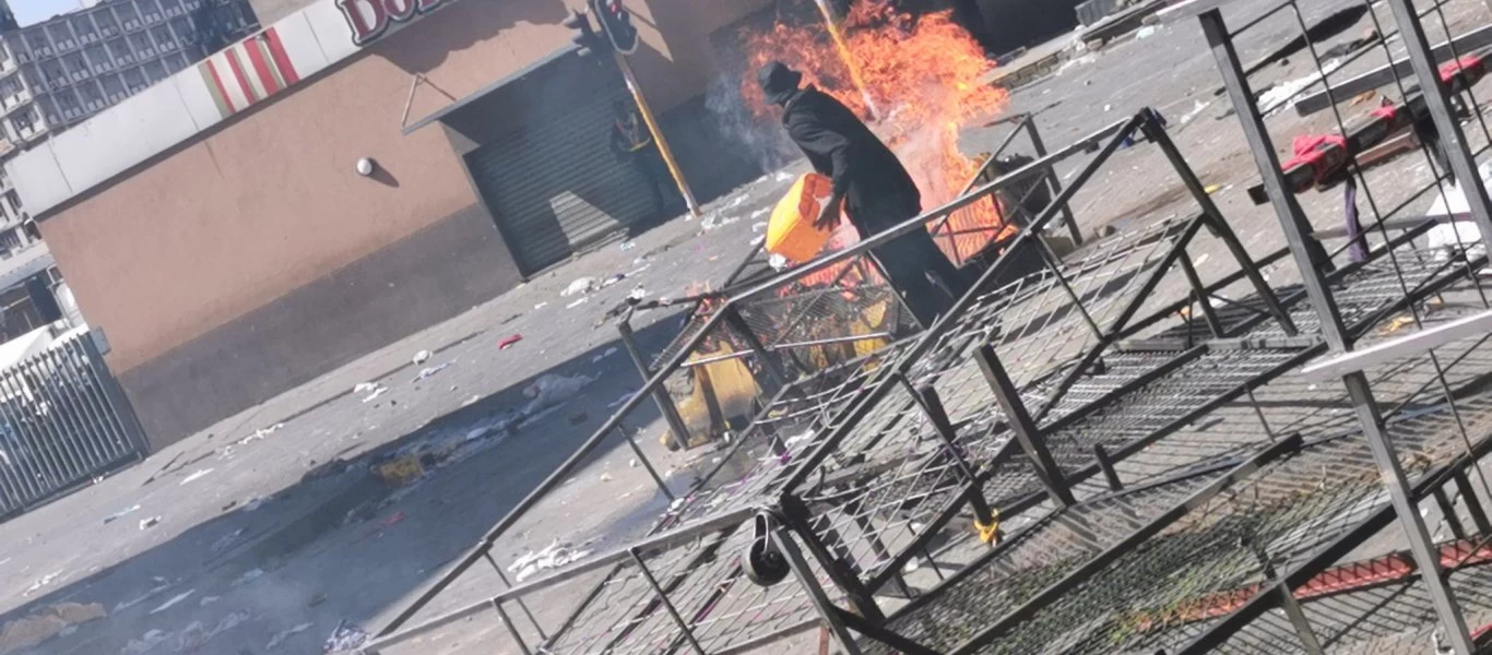 Στο χάος βυθίζεται η Νότια Αφρική: Ρατσιστικές επιθέσεις εναντίον ξένων – Εμπρησμοί και λεηλασίες-3 νεκροί